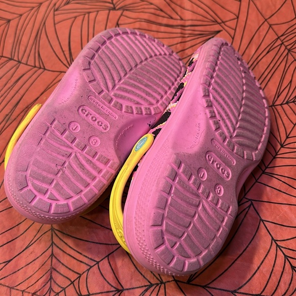 Crocs Pink Leopard Print Rubber Sandals Jibbits - Picture 3 of 5